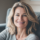 Femme souriante dans un salon confortable