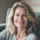 Femme souriante dans un salon confortable